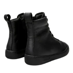 Camper Peu Touring ist eine sportliche und zeitgenössisch schwarz High-Top-Sneaker