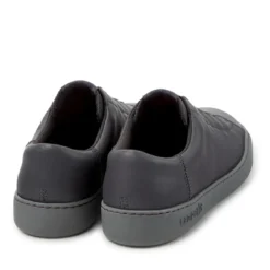 Camper Peu Touring ist eine sportliche und zeitgenössisch mittel-grau Low-Top-Sneaker