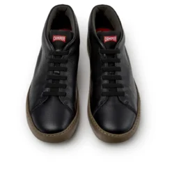 Camper Peu Touring ist eine sportliche und zeitgenössisch schwarz Low-Top-Sneaker