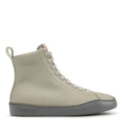 Camper Peu Touring ist eine sportliche und zeitgenössisch hellbeige High-Top-Sneaker