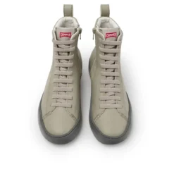 Camper Peu Touring ist eine sportliche und zeitgenössisch hellbeige High-Top-Sneaker