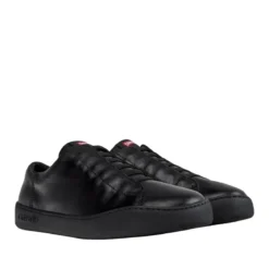 Camper Peu Touring ist eine sportliche und zeitgenössisch schwarz Low-Top-Sneaker