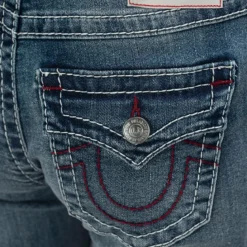 True Religion - Modell: Joey- Ausgestelltes Bein- Drehbein- F blau Ausgestellte Jeans