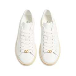 Valentino Garavani Low-Top Sneakers With Textured Sole And Chic Accen White Schnürschuhe