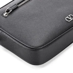 Valentino Garavani Pochette aus Leder schwarz Geldbörse