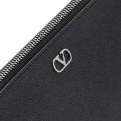 Valentino Garavani Tasche aus Leder schwarz Pochette